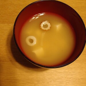 豆腐と玉ねぎとちくわの味噌汁